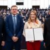 Председателят на ЕП Роберта Мецола подписа бюджета на ЕС за 2024 г. в закон след приемането му в залата в Страсбург