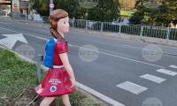 Пет триизмерни кукли за заостряне вниманието на водачите са поставени край пешеходни пътеки в Сливен