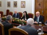 Президентът проведе среща с Мария Габриел и ръководителите на служби за българите на отвлечените кораби 