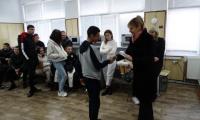 Дванадесетокласниците в община Нова Загора получиха празнични картички от общинското ръководство