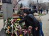 Поднасяне на цветя на паметника на Апостола