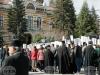 Свещеници и миряни участват в протест и контрапротест пред Синодалната палата