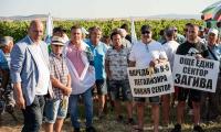 Стотици лозаро-винари блокираха ключов път в района на Бургас в знак на протест