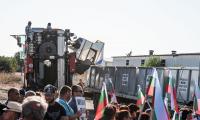Стотици лозаро-винари блокираха ключов път в района на Бургас в знак на протест