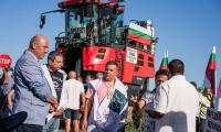 Стотици лозаро-винари блокираха ключов път в района на Бургас в знак на протест