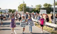 Стотици лозаро-винари блокираха ключов път в района на Бургас в знак на протест
