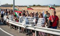 Стотици лозаро-винари блокираха ключов път в района на Бургас в знак на протест
