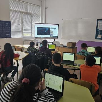 Учениците от 6.а клас на ОУ “Панайот Хитов“ участваха в иновативен мултидисциплинарен урок по математика и компютърни технологии (КМИТ), организиран в рамките на Националната програма „Иновации в действие“, Модул 1. Тема „Как да пазим горите от пожари: Пр