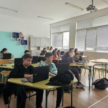 Учениците от 6.а клас на ОУ “Панайот Хитов“ участваха в иновативен мултидисциплинарен урок по математика и компютърни технологии (КМИТ), организиран в рамките на Националната програма „Иновации в действие“, Модул 1. Тема „Как да пазим горите от пожари: Пр