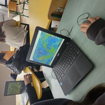 Учениците от 6.а клас на ОУ “Панайот Хитов“ участваха в иновативен мултидисциплинарен урок по математика и компютърни технологии (КМИТ), организиран в рамките на Националната програма „Иновации в действие“, Модул 1. Тема „Как да пазим горите от пожари: Пр