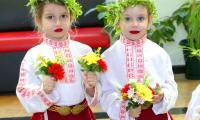 Малките лазарки от „Слънчице“ и „Паисий Хилендарски“ донесоха пролетна магия в сградата на Община Нова Загора