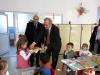 Децата посрещат Областния управител и Общинския кмет с топла питка