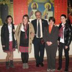 Кристин, Ивайла и Станимира от 9-тите класове с г-жа Д. Маркова на срещата с г-н Кавръков