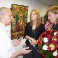 Румяна Желева разглежда експозицията "Християнско изкуство"